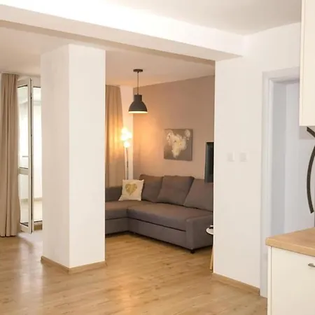 Modern Bright Close To Center And Grand Mall Daire *